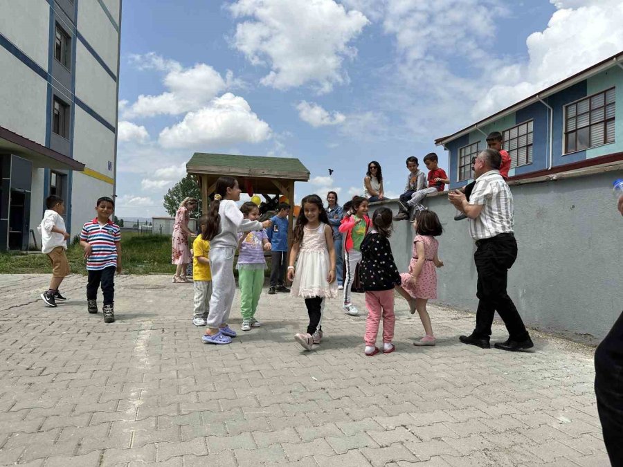 Kyk Yurdunda Yaşayan Depremzede Çocuğa Sürpriz Doğum Günü Kutlaması