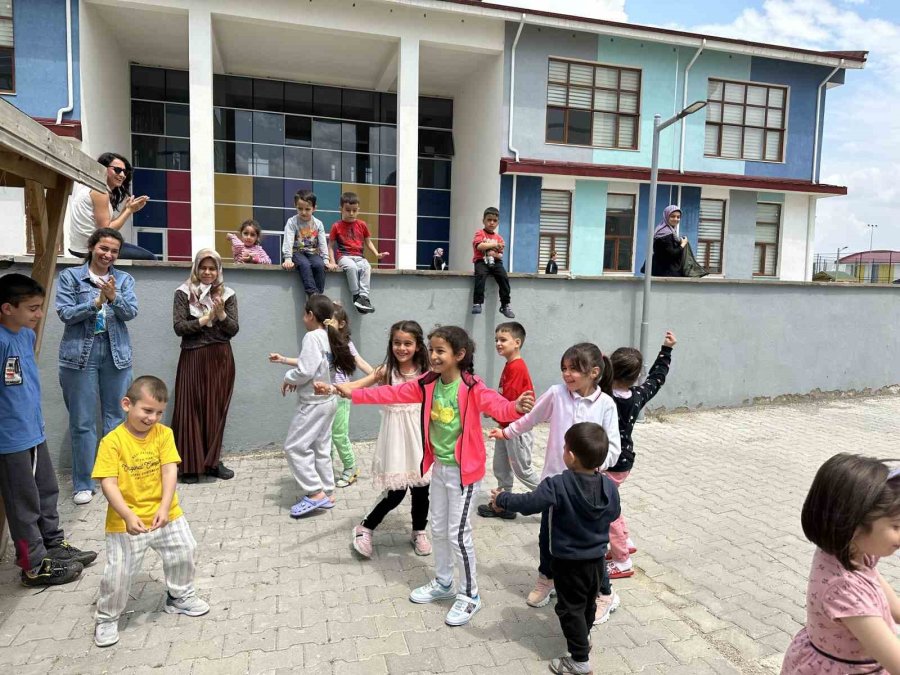 Kyk Yurdunda Yaşayan Depremzede Çocuğa Sürpriz Doğum Günü Kutlaması