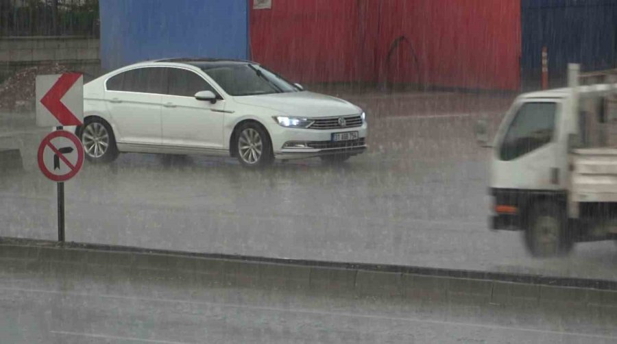 Aksaray’da Şiddetli Yağmur Etkisini Sürdürüyor