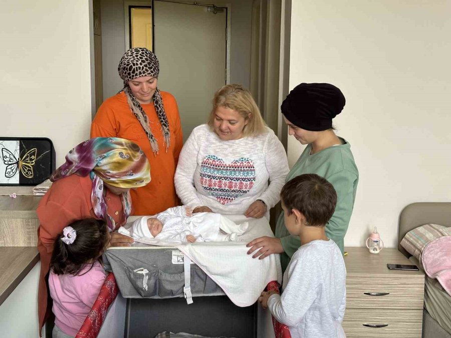 Kyk Yurdunda Dünyaya Gelen Hira Bebek Depremzedelerin Umudu Oldu