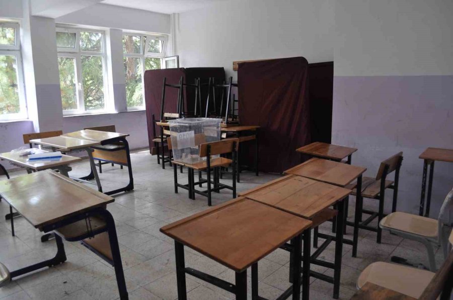 Okullarda Seçim Sonrası Temizlik Çalışmaları Başladı