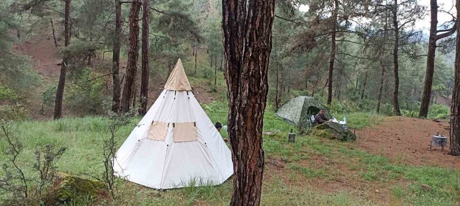 Doğa Tutkunları Laçin’de Kampın Ardından Çevredeki Çöpleri Topladı