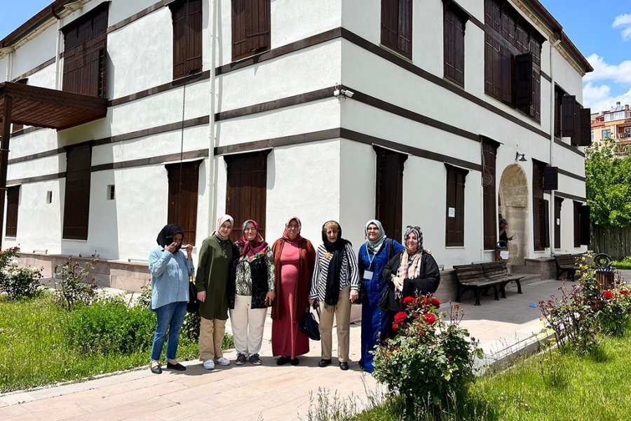 Karaman’da Depremzedeler Tarihi Yerleri Gezdi
