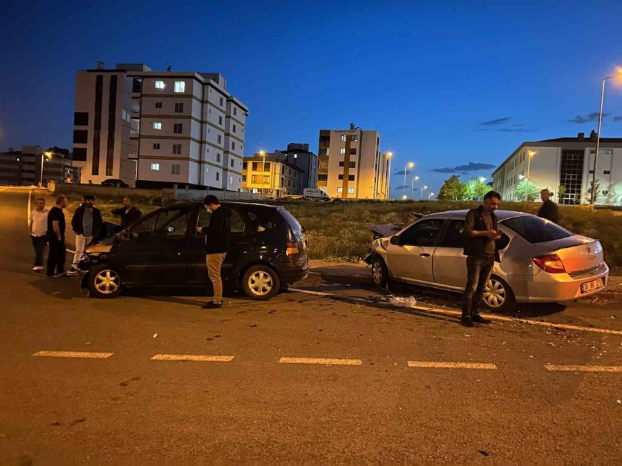 Kayseri’de İki Otomobil Çarpıştı: 7 Yaralı