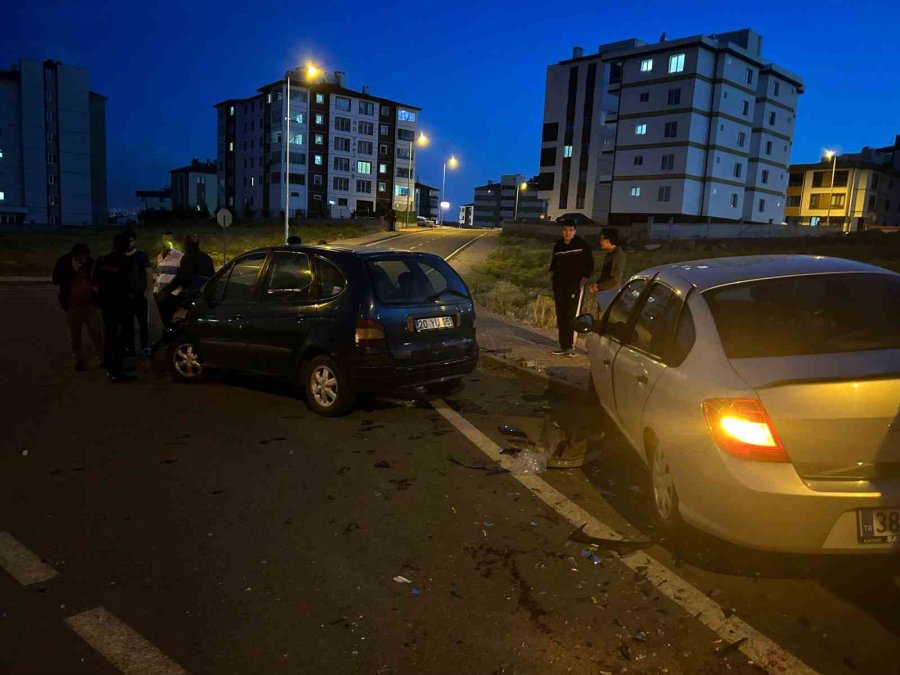 Kayseri’de İki Otomobil Çarpıştı: 7 Yaralı