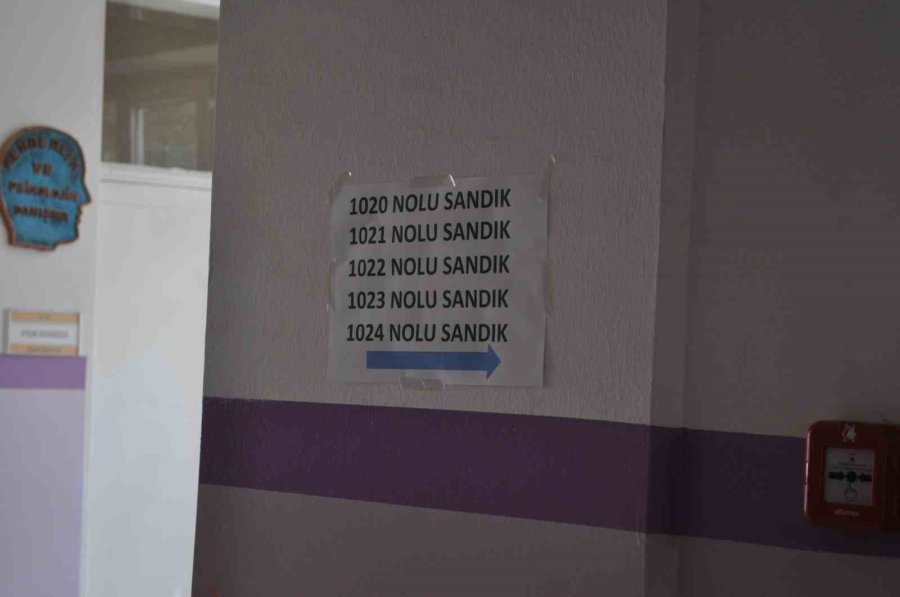 Okullarda Seçim Sonrası Temizlik Çalışmaları Başladı