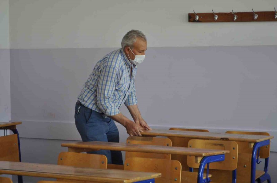 Okullarda Seçim Sonrası Temizlik Çalışmaları Başladı