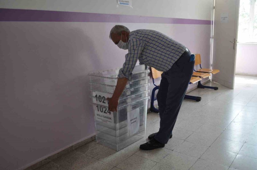 Okullarda Seçim Sonrası Temizlik Çalışmaları Başladı