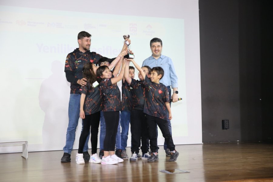 Minik Bilim Kahramanları Yenilikçi Projelerini Agü’de Sergiledi