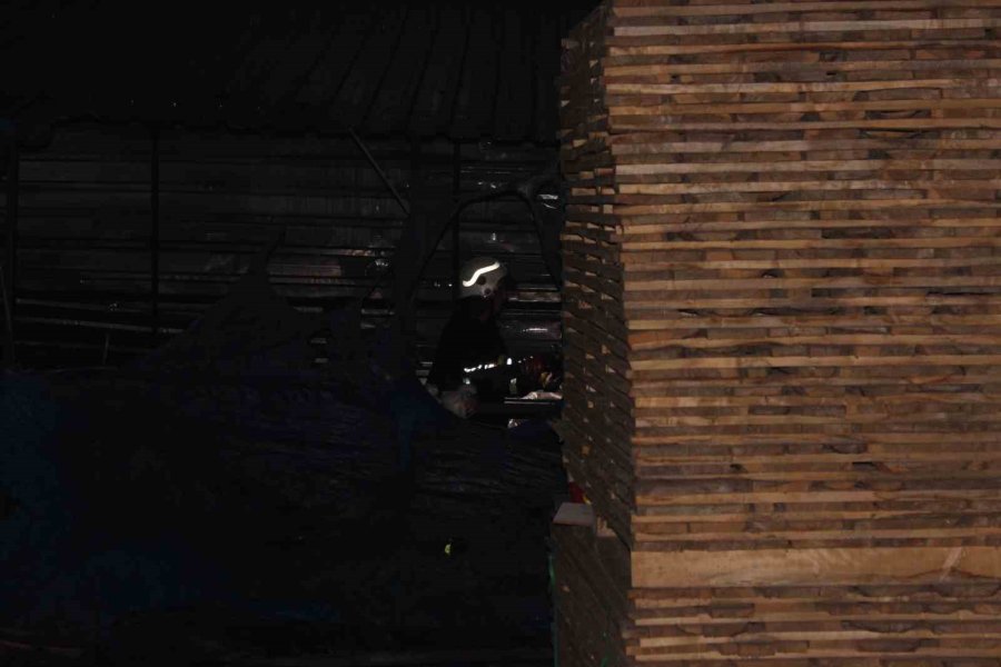 Kayseri’de Mobilya Fabrikasının Deposu Yandı