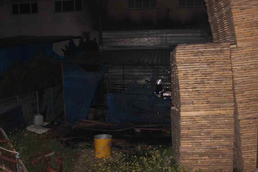 Kayseri’de Mobilya Fabrikasının Deposu Yandı