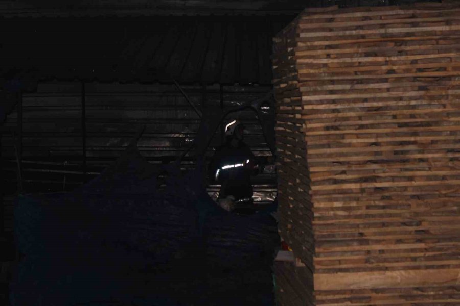 Kayseri’de Mobilya Fabrikasının Deposu Yandı