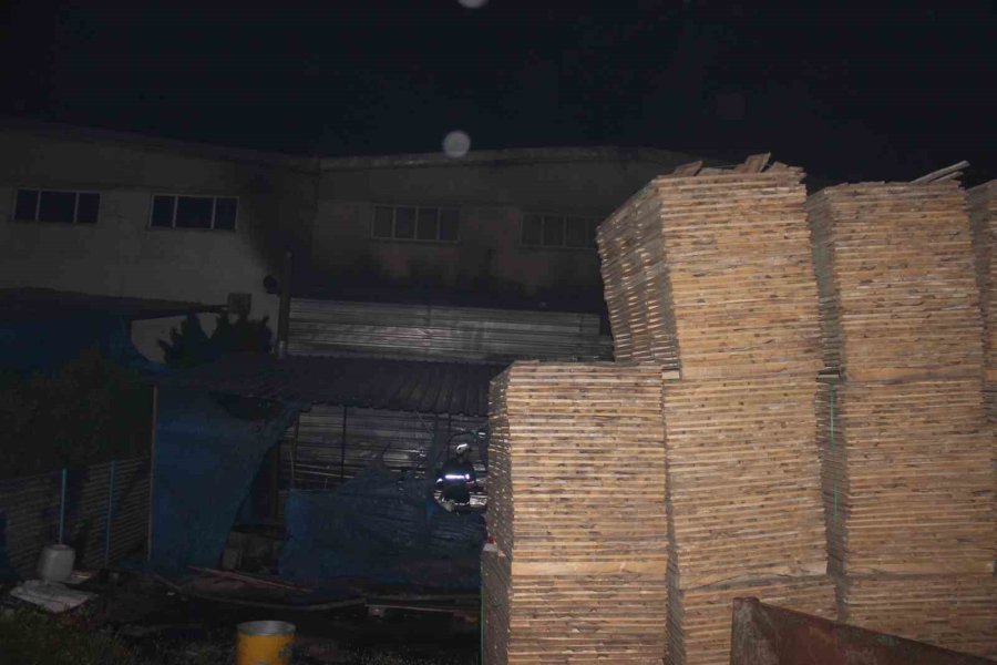 Kayseri’de Mobilya Fabrikasının Deposu Yandı