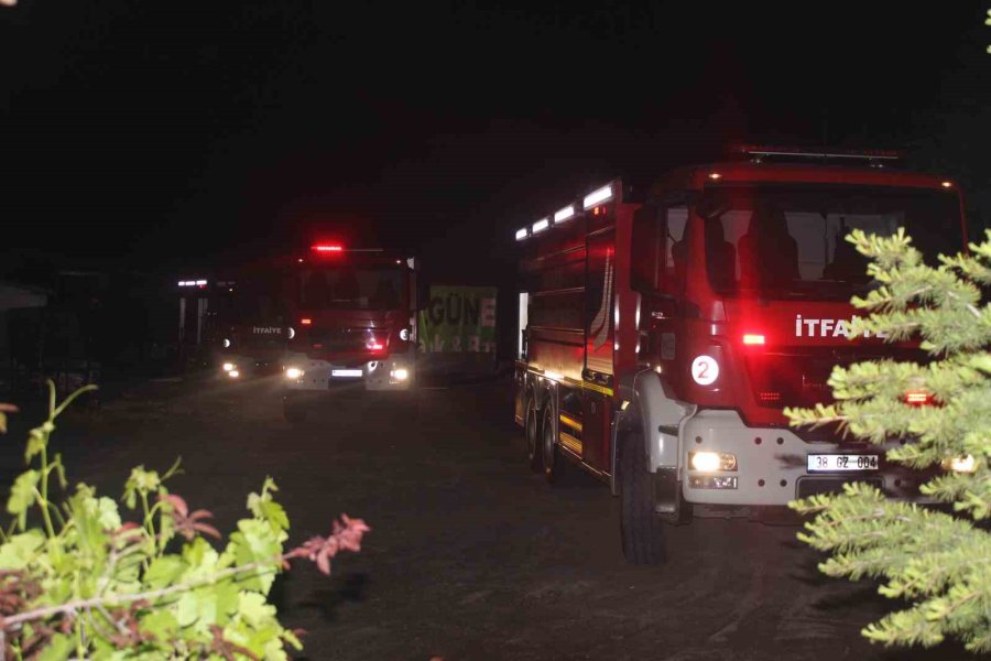 Kayseri’de Mobilya Fabrikasının Deposu Yandı