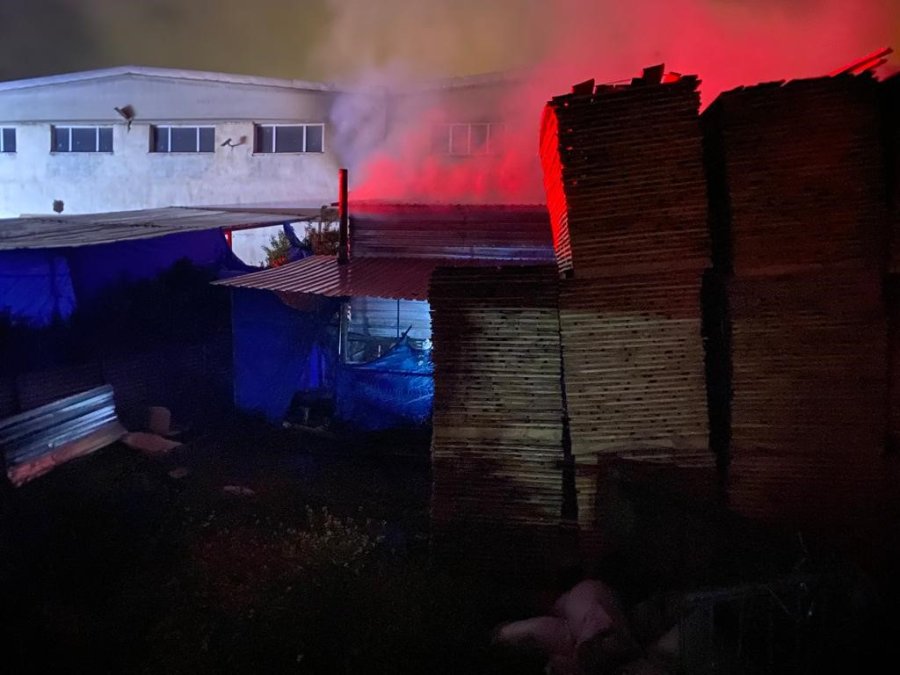 Kayseri’de Mobilya Fabrikasının Deposu Yandı