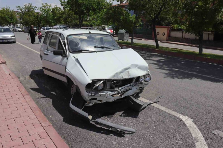 Otomobille Çarpışan Ticari Araç Yan Yattı: 2 Yaralı