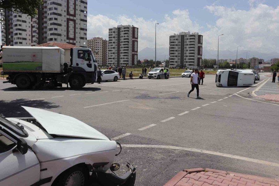Otomobille Çarpışan Ticari Araç Yan Yattı: 2 Yaralı