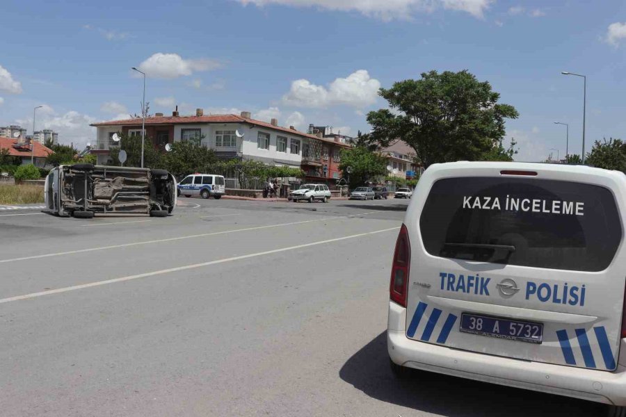 Otomobille Çarpışan Ticari Araç Yan Yattı: 2 Yaralı