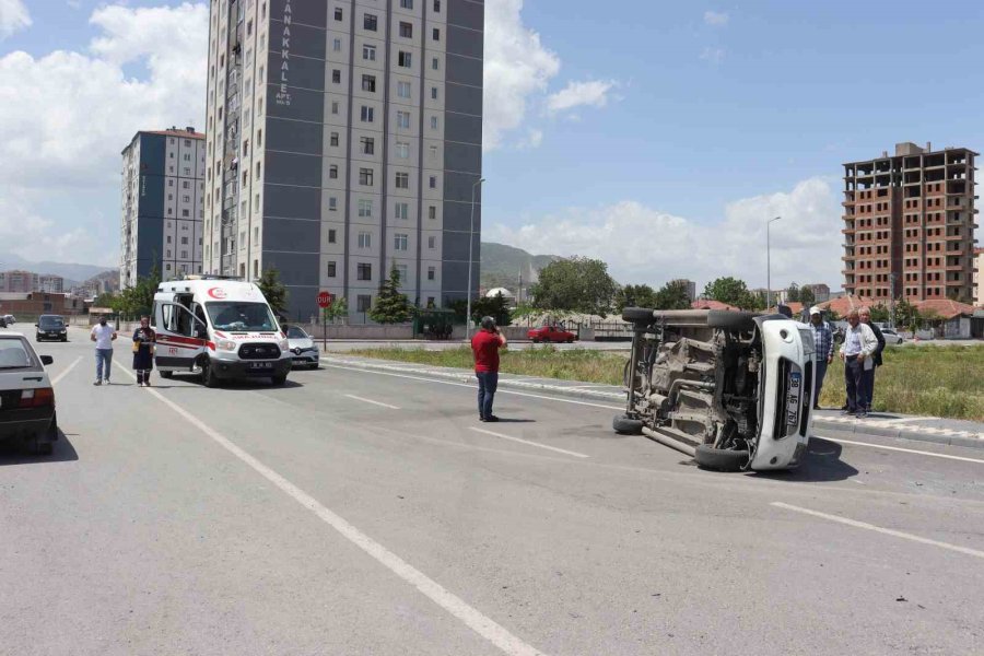 Otomobille Çarpışan Ticari Araç Yan Yattı: 2 Yaralı