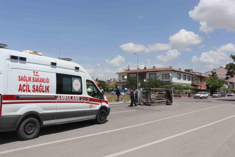 Otomobille Çarpışan Ticari Araç Yan Yattı: 2 Yaralı