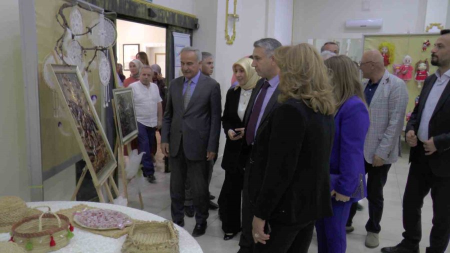 Kadın Kursiyerlerin El Emekleri Görücüye Çıktı