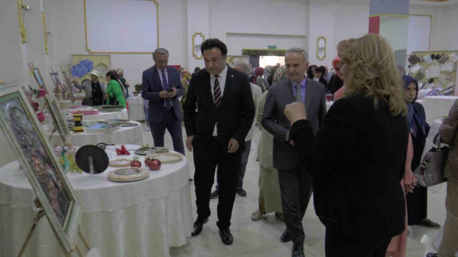 Kadın Kursiyerlerin El Emekleri Görücüye Çıktı