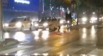 Seyir Halinde Kapısı Açık Minibüsten Böyle Düştü