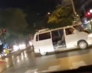 Seyir Halinde Kapısı Açık Minibüsten Böyle Düştü