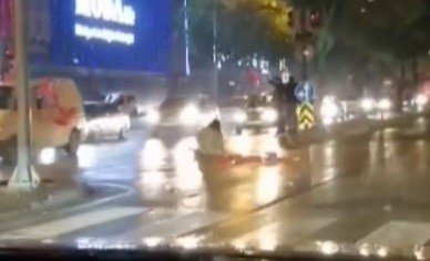 Seyir Halinde Kapısı Açık Minibüsten Böyle Düştü