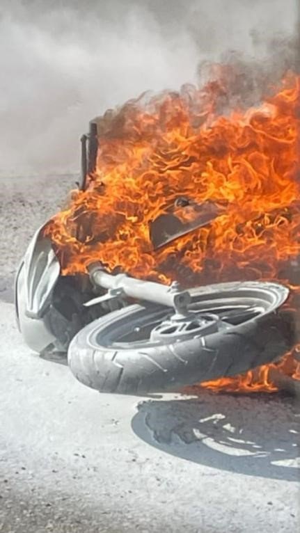 Otomobile Çarpan Motosiklet Alev Alev Yandı