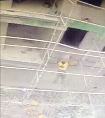 Dış Kaplama Yapan İnşaat İşçisi 3’üncü Kattan Toprak Zemine Düştü, Ölümden Döndü