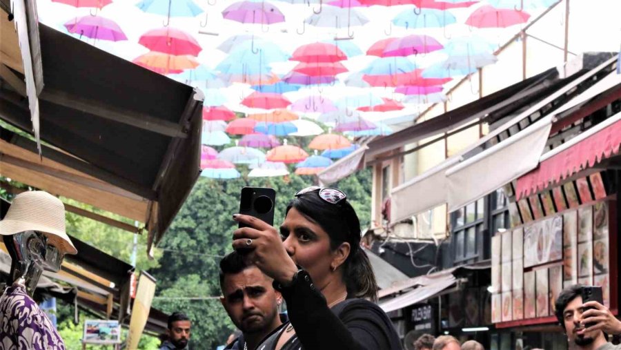 450 Şemsiyenin Gölgelediği Cadde, Turistlerin Uğrak Mekanı Oldu