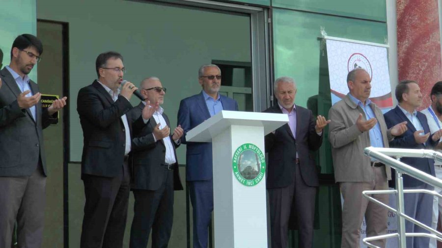 Kayserili Hacı Adayları Dualarla Uğurlandı