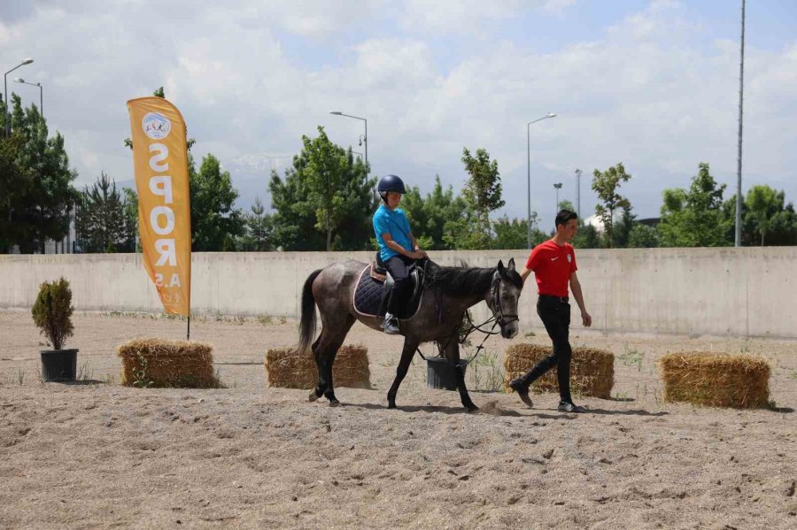 Kayserililer Büyükşehir’in "atlı Tur" Hizmetini Çok Sevdi