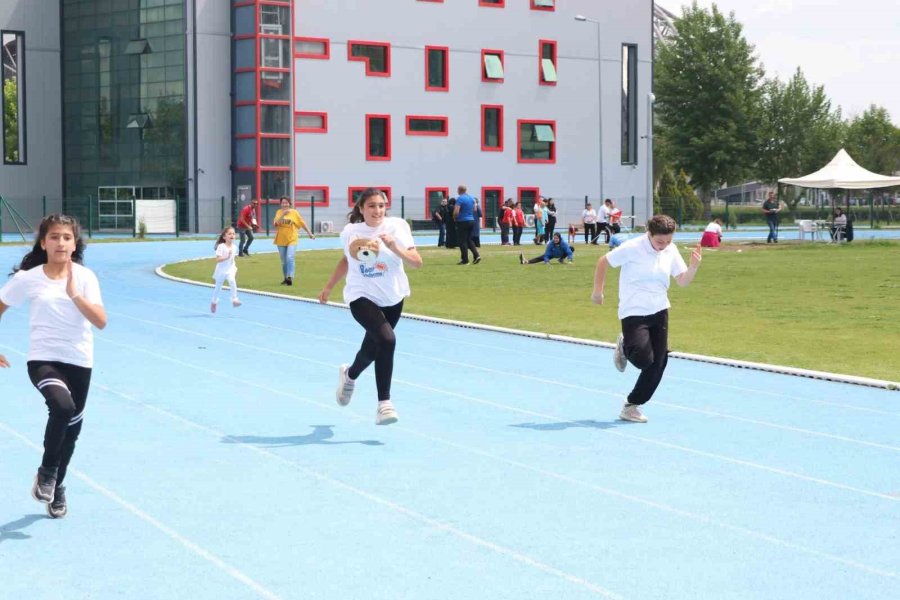 Özel Sporcular Pistte Yarıştı