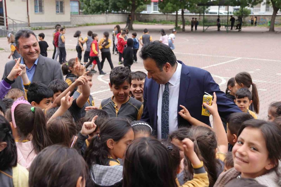 Kayseri’de Eğitim Camiasından Depremzedeler İçin 100 Konteyner