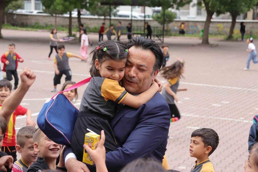 Kayseri’de Eğitim Camiasından Depremzedeler İçin 100 Konteyner