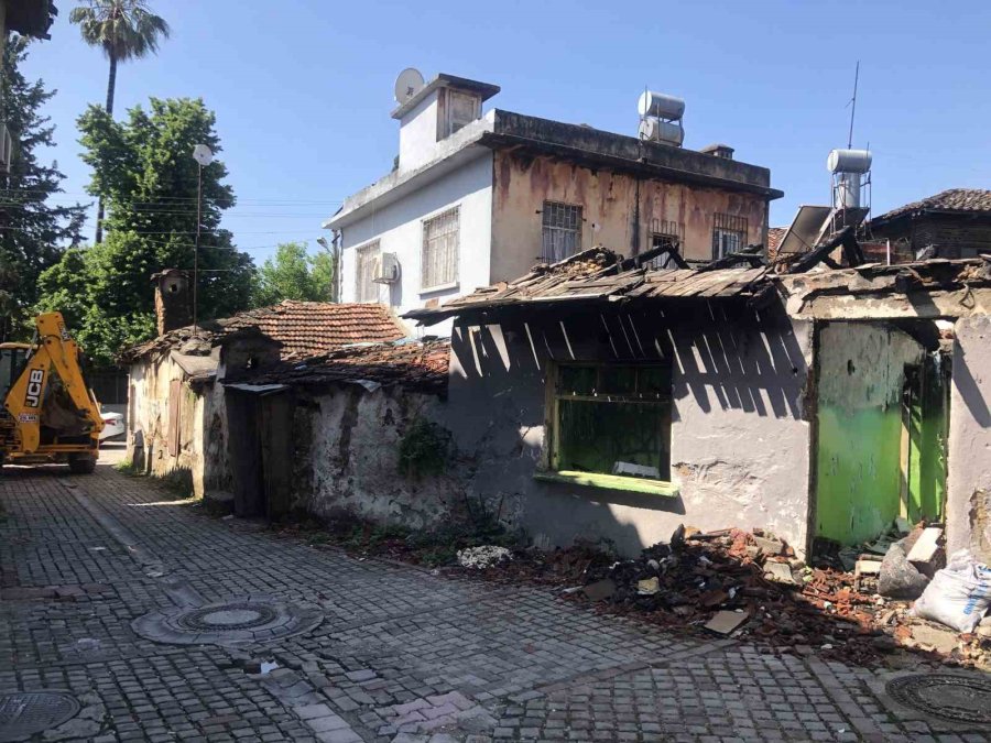 Balbey Mahallesi’nde Metruk Yapılar Yıkıldı