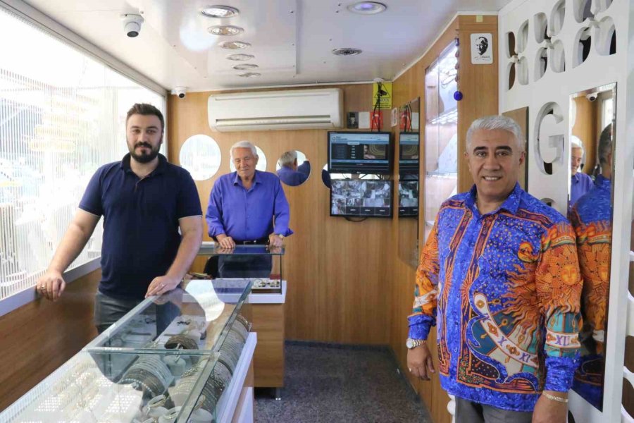 40 Yıl Önce Köydeki Markette Kurduğu Hayalini Şehirde Gerçekleştirmenin Gururunu Taşıyor