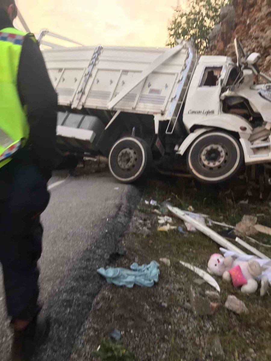 Kamyon Kayalıklara Çarptı: 2 Yaralı