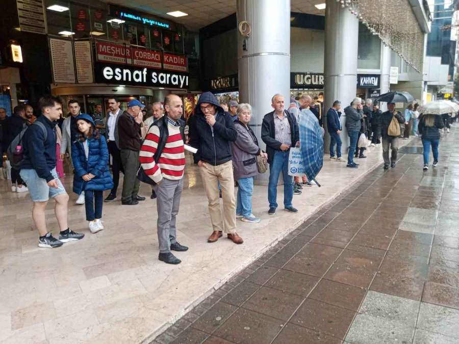 Aniden Bastıran Yağmurdan Nasıl Kaçacaklarını Bilemediler