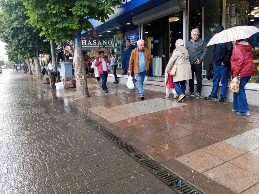 Aniden Bastıran Yağmurdan Nasıl Kaçacaklarını Bilemediler