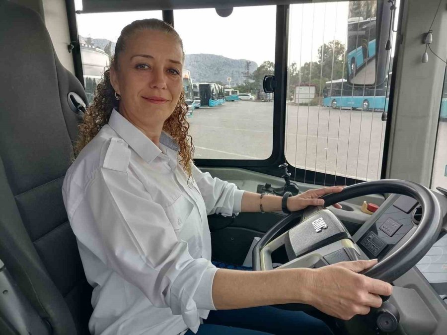 Kadın Şoförün Üzerine Bıçakla Yürüyen Adamın Yolculara Yaşattığı Korku Dolu Anlar Kameraya Yansıdı