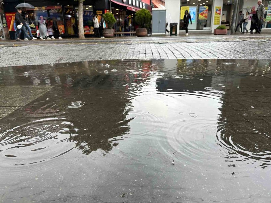Yağmura Yakalanan Vatandaşların Korunma Çabası