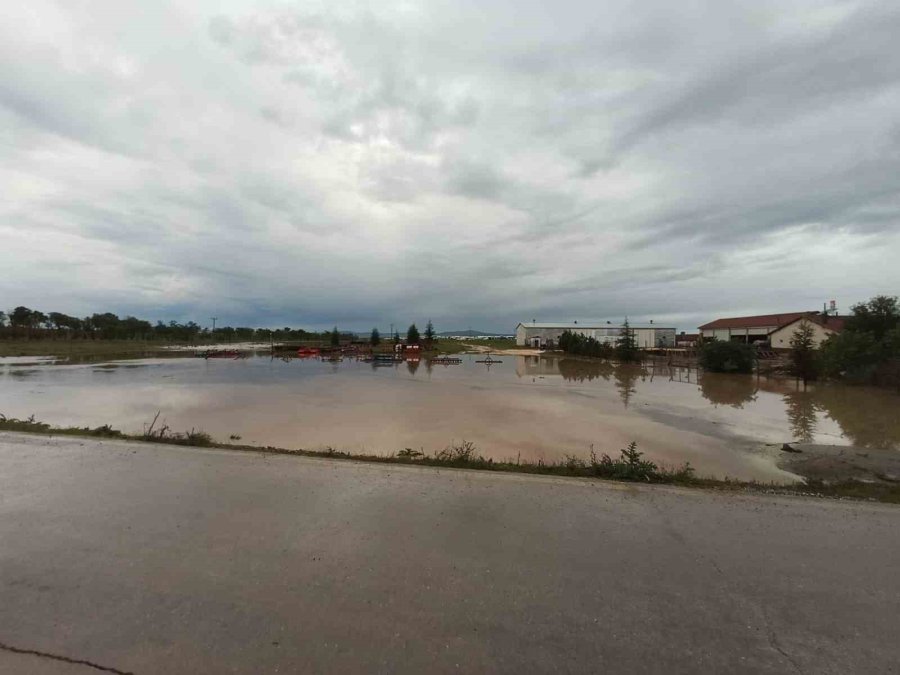 Büyükdere’yi Sel Bastı Bazı Ev Ve Yollar Sular Altında Kaldı