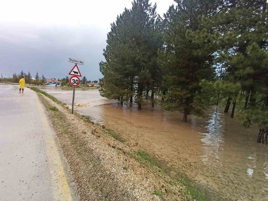 Büyükdere’yi Sel Bastı Bazı Ev Ve Yollar Sular Altında Kaldı