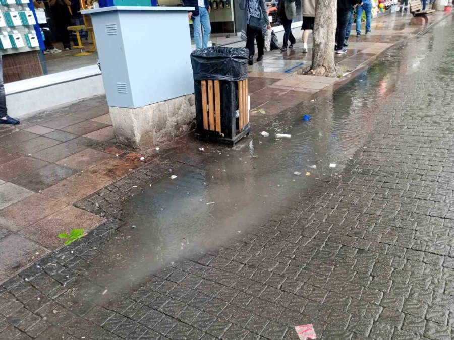 Aniden Bastıran Yağmurdan Nasıl Kaçacaklarını Bilemediler