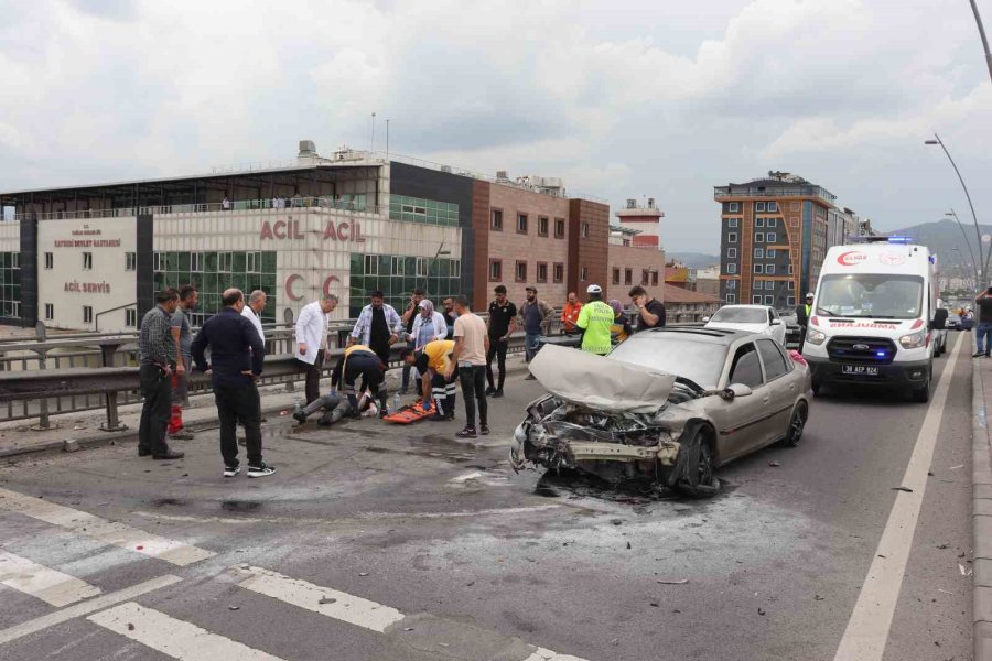 Acil Servisin Önünde Kaza: Sağlık Çalışanları Seferber Oldu