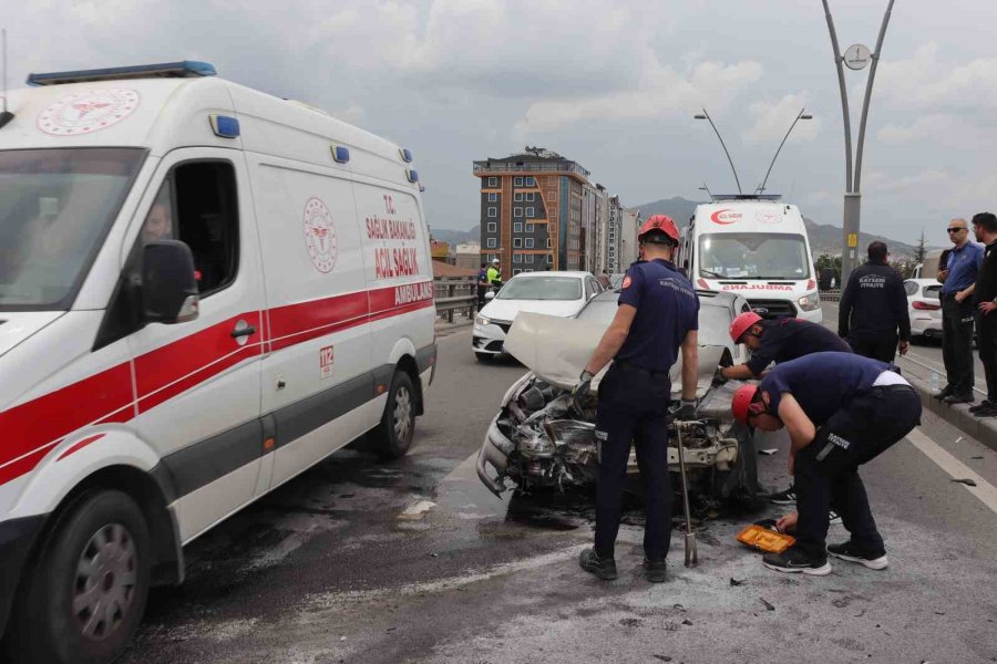 Acil Servisin Önünde Kaza: Sağlık Çalışanları Seferber Oldu