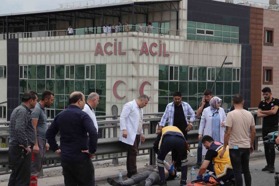 Acil Servisin Önünde Kaza: Sağlık Çalışanları Seferber Oldu